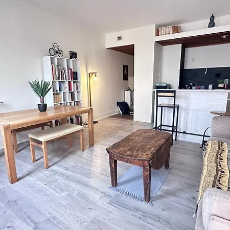 Near Champs-elysees, Facing Parc Monceau アパート *