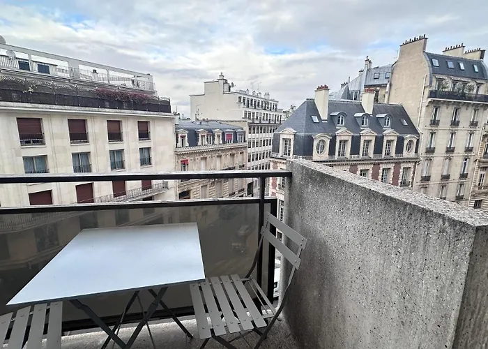 Near Champs-elysees, Facing Parc Monceau * パリ