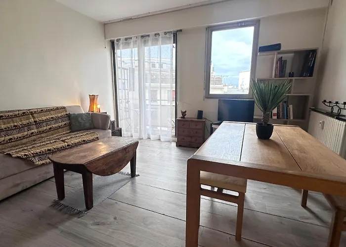 Near Champs-elysees, Facing Parc Monceau Apartment *