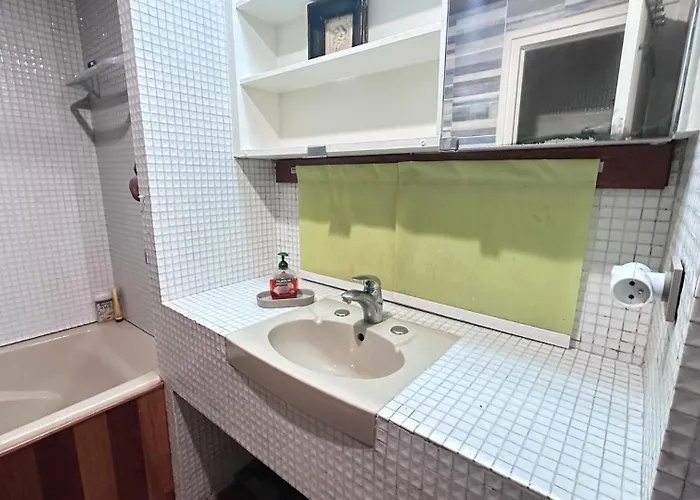 Near Champs-elysées, Facing Parc Monceau