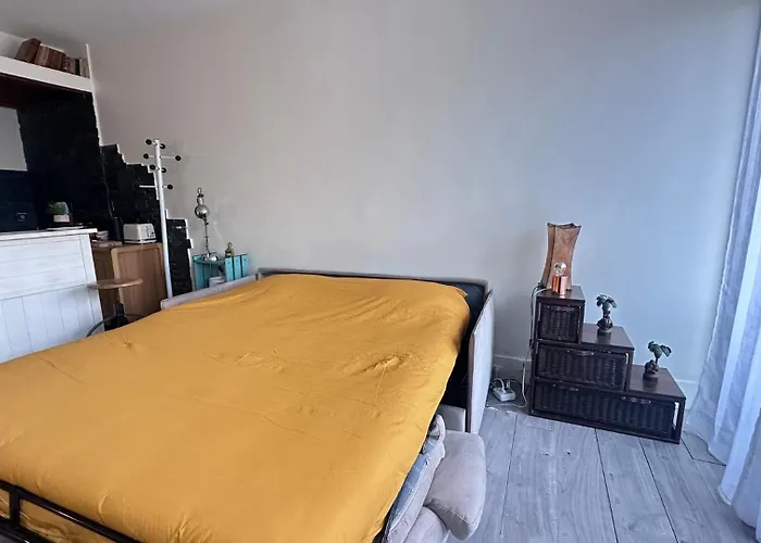 Near Champs-elysees, Facing Parc Monceau *